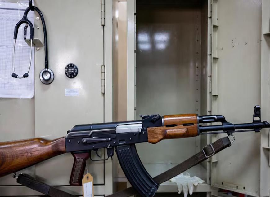 अनंतनाग के पूर्व डॉक्टर के लॉकर से AK-47 बरामद, जम्मू-कश्मीर पुलिस हैरान