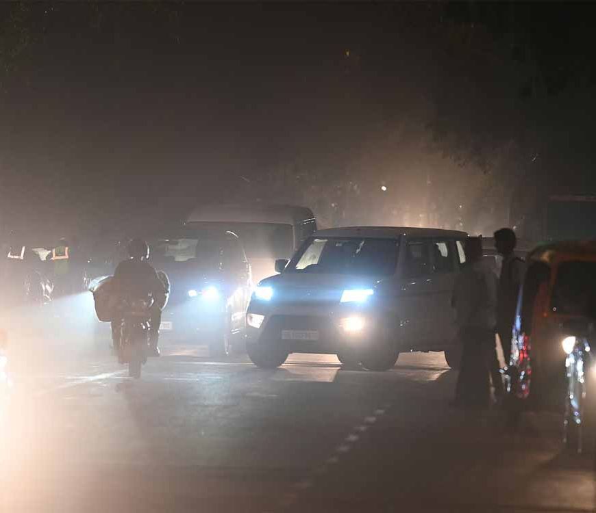 दिल्ली में ‘जहरीली हवा’ का कहर: कई इलाकों में AQI 400 के पार, स्थिति रेड ज़ोन में