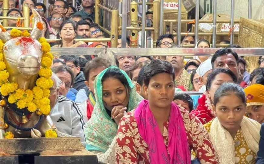 स्टार क्रिकेटर दीप्ति शर्मा ने महाकाल की भस्म आरती में लिया हिस्सा, मंदिर समिति ने  किया सम्मानित