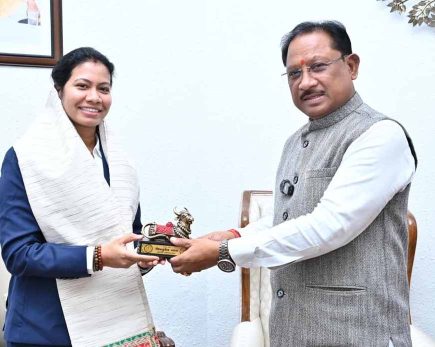 वर्ल्ड कप विजेता भारतीय महिला क्रिकेट टीम की फिजियोथेरेपिस्ट आकांक्षा सत्यवंशी ने मुख्यमंत्री से की मुलाकात
