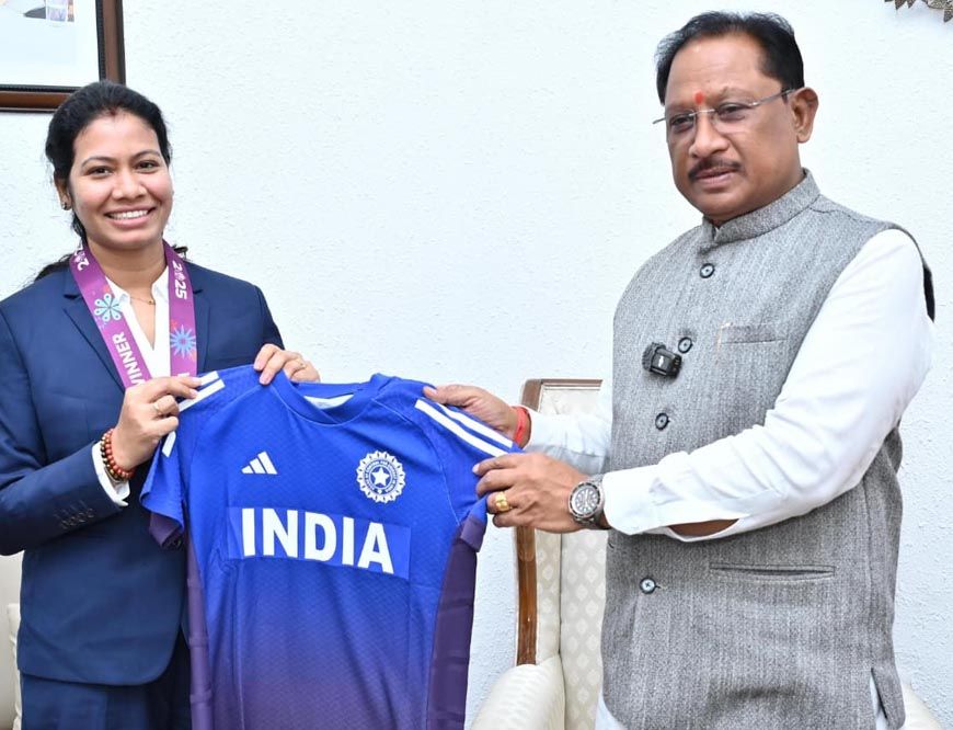 रायपुर : वर्ल्ड कप विजेता भारतीय महिला क्रिकेट टीम की फिजियोथेरेपिस्ट आकांक्षा सत्यवंशी ने मुख्यमंत्री से की मुलाकात