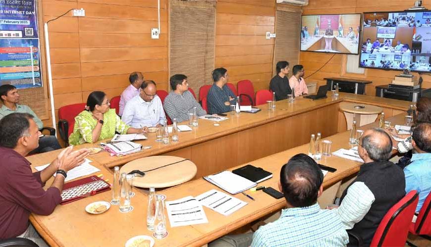 तैयारियां पूरी: मतदान दल पोलिंग बूथों के लिए रवाना