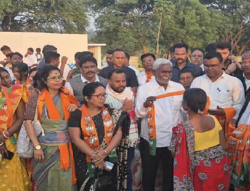 घाटशिला उपचुनाव से पहले JMM को बड़ा झटका, सैकड़ों कार्यकर्ता भाजपा में शामिल