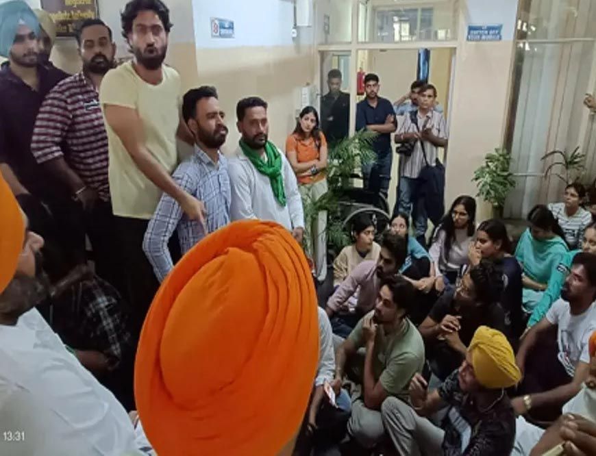 पंजाब यूनिवर्सिटी में छात्रों और पुलिस में भिड़ंत, धक्का-मुक्की और लाठीचार्ज की घटना