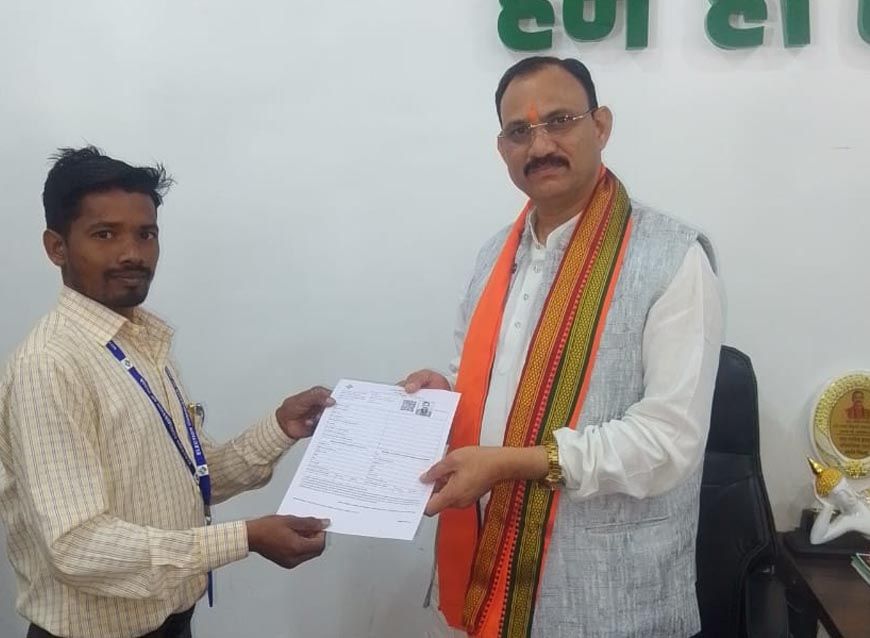 रायपुर : स्वास्थ्य मंत्री  श्याम बिहारी जायसवाल को बीएलओ ने सौंपा ईएफ फॉर्म