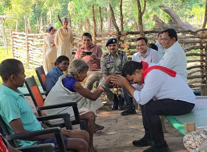 रायपुर : नक्सल लीडरों के परिजनों से मुलाकात कर उपमुख्यमंत्री ने की पुनर्वास की अपील