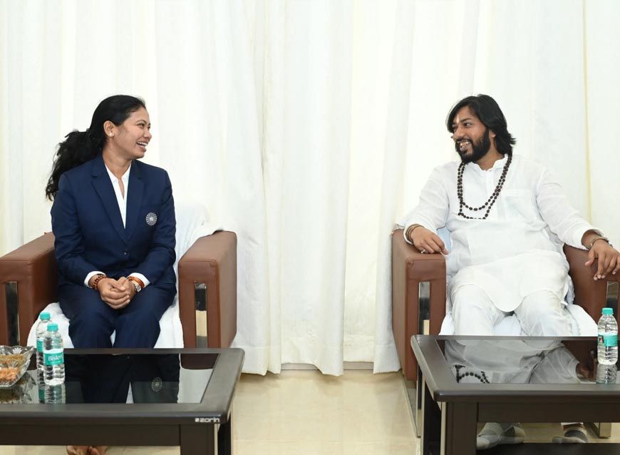 रायपुर : भारतीय महिला क्रिकेट टीम की फिजियोथैरेपिस्ट आकांक्षा सत्यवंशी ने की मंत्री एवं सतनामी समाज के गुरु खुशवंत साहेब से सौजन्य भेंट