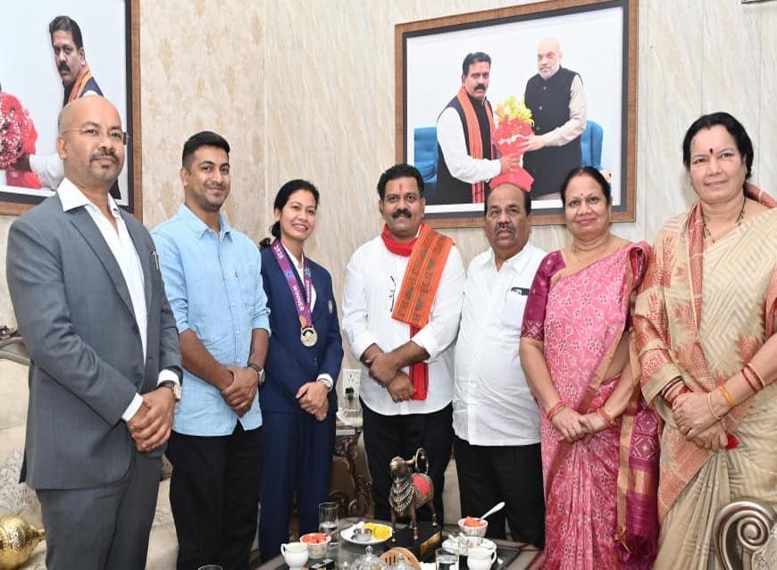 रायपुर : उपमुख्यमंत्री  विजय शर्मा मिले वर्ल्ड कप विजेता भारतीय महिला क्रिकेट टीम की फिजियोथेरेपिस्ट आकांक्षा सत्यवंशी से, दी शुभकामनाएं