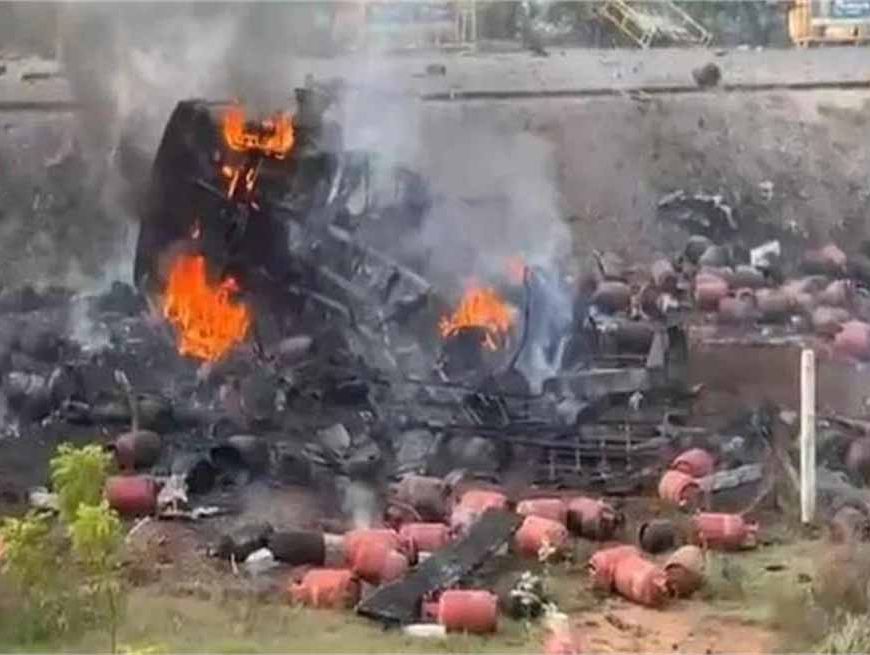 गैस सिलेंडरों से भरा ट्रक पलटा: धमाकों से थर्राया इलाका, लोग घरों से बाहर भागे