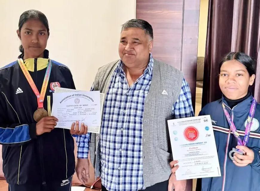 रायपुर : मार्शल आर्ट्स नेशनल प्रतियोगिता के लिए अंबिकापुर की बेटियाँ जम्मू-कश्मीर रवाना