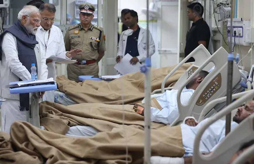 भूटान दौरे से लौटे पीएम मोदी, LNJP अस्पताल पहुंचकर दिल्ली बम धमाकों के घायलों से की मुलाकात