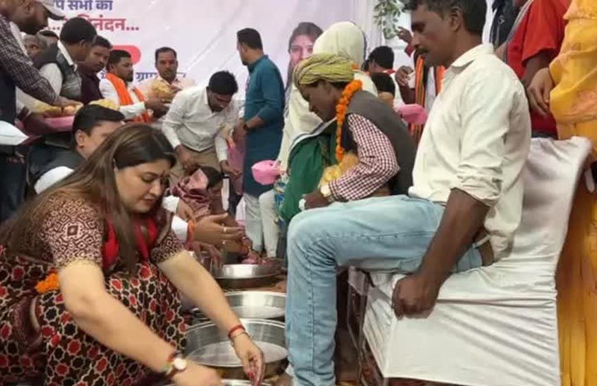 BJP विधायक भावना बोहरा ने पैर धोकर किया स्वागत, 125 आदिवासी लौटे अपने घर और अपनाए हिंदू धर्म