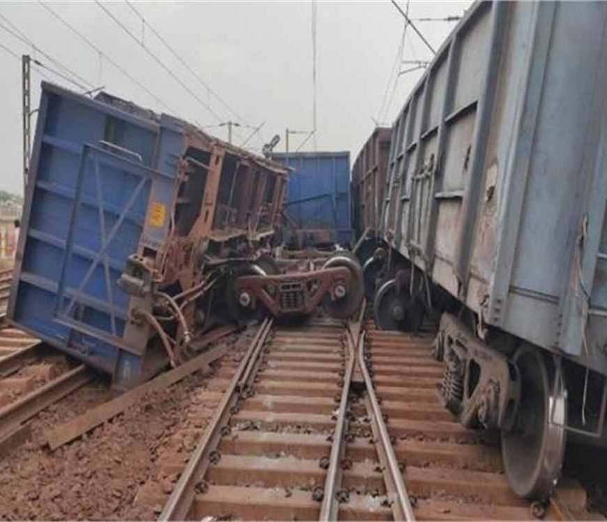 आदित्यपुर रेलवे यार्ड में दो मालगाड़ियों की टक्कर, क्षेत्र में अफरा-तफरी