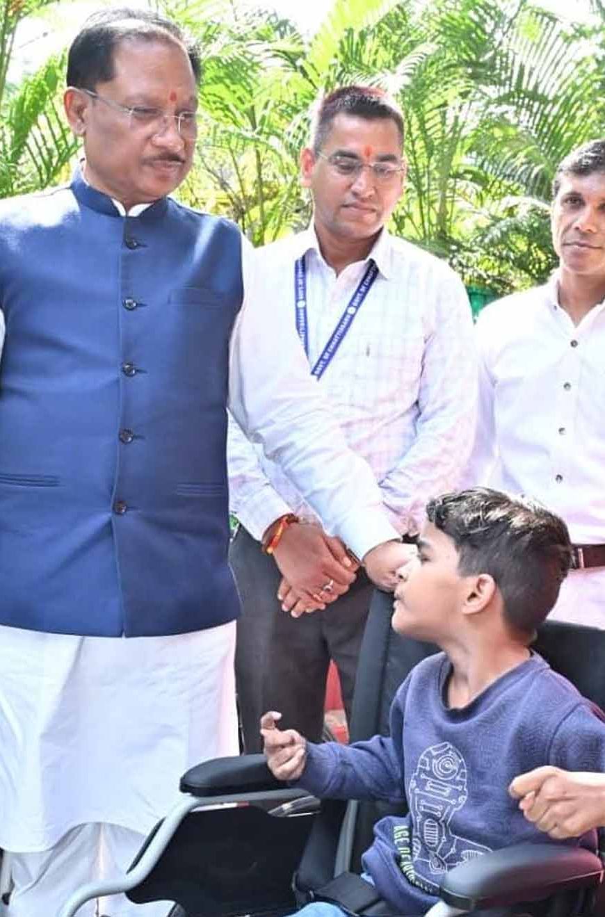 पैरों से चित्र उकेरने वाली पूनम बिटिया के जीवन में मुख्यमंत्री ने भरी नई उम्मीद- अब विशेष विद्यालय में मिलेगा शिक्षण और छात्रवृत्ति