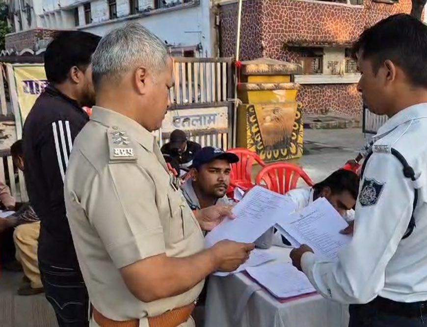 रतलाम ट्रैफिक पुलिस का नया मॉडल: नियम तोड़े पर चालान नहीं, बल्कि परीक्षा देनी होगी