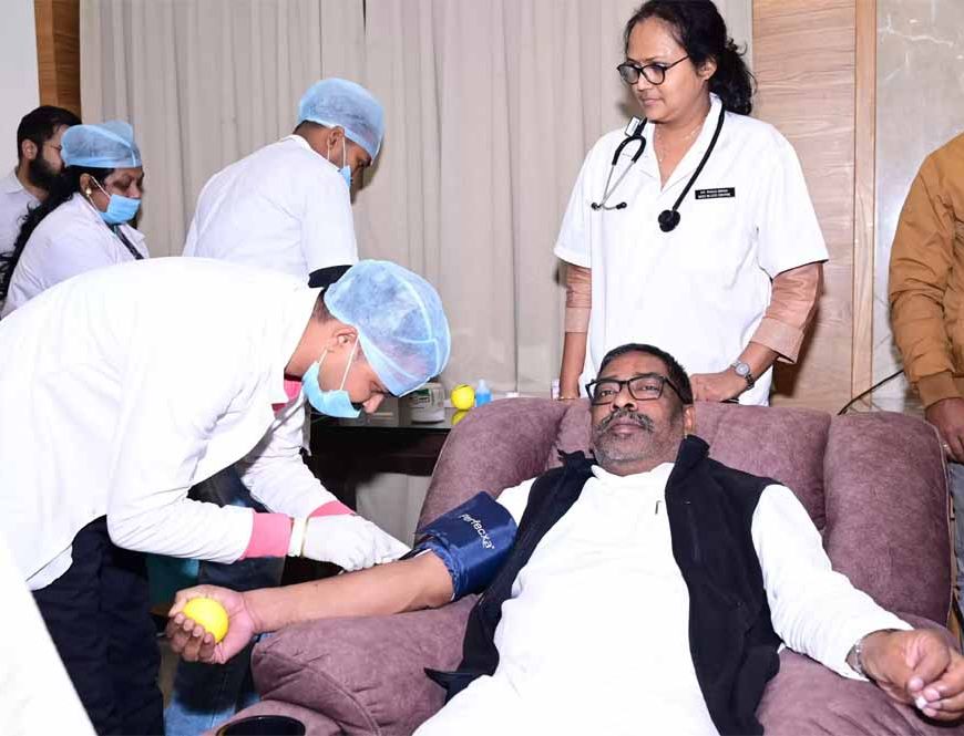 मेगा ब्लड डोनेशन कैंप का शुभारंभ: CM हेमंत सोरेन ने रक्तदान कर दिया जनसेवा का संदेश
