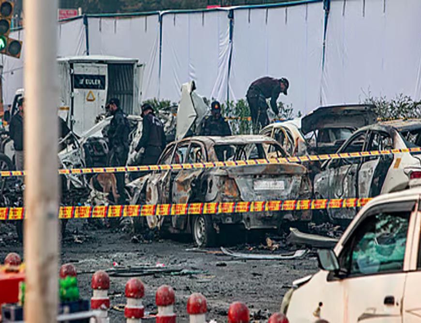 दिल्ली ब्लास्ट में नया खुलासा: मिली मिसिंग लाल ब्रेजा कार, कश्मीर में 500 ठिकानों पर छापेमारी