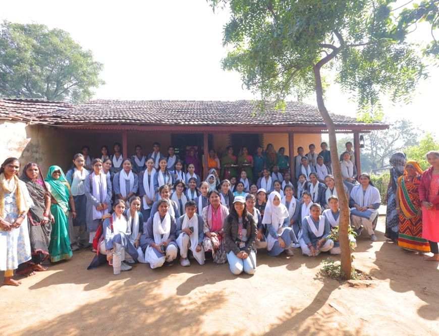 ज्ञान पर्यटन में छात्राओं ने जाना ग्रामीण जीवन का सार