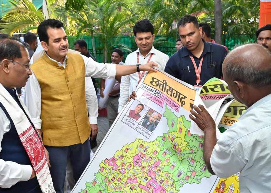 पेंटर शिवकुमार निराला ने मुख्यमंत्री विष्णु देव साय को भेंट किया विशिष्ट ‘राजनीतिक मानचित्र’