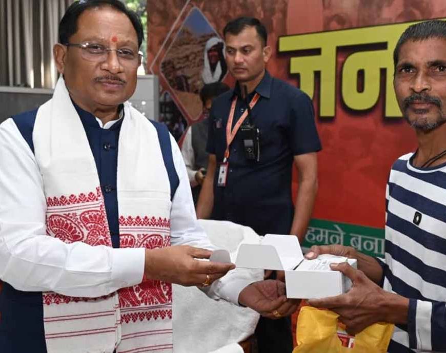 CM साय की संवेदनशील पहल: जनदर्शन में रमन निर्मलकर को मिला श्रवण यंत्र, सुनने की दुनिया लौटी