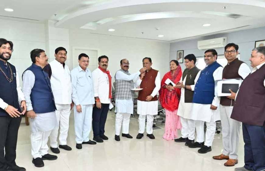 बिहार चुनाव में एनडीए की ऐतिहासिक प्रदर्शन: जश्न में डूबा साय कैबिनेट, मुख्यमंत्री ने बांटी मिठाई