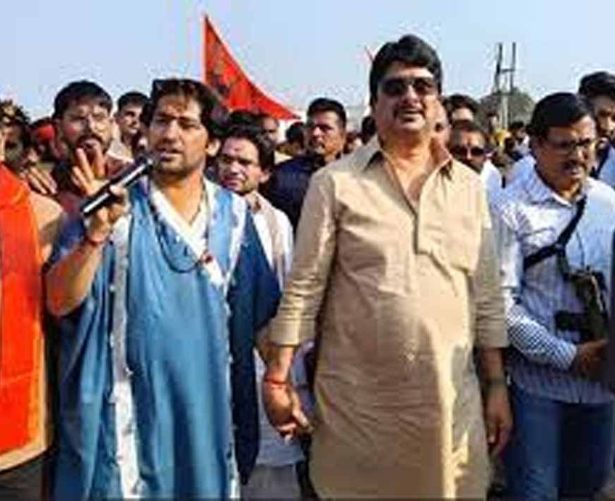 धीरेंद्र शास्त्री से मिले ‘राजा भैया’, गूँजे जयघोष—अगले पड़ाव को निकली सनातन एकता पदयात्रा