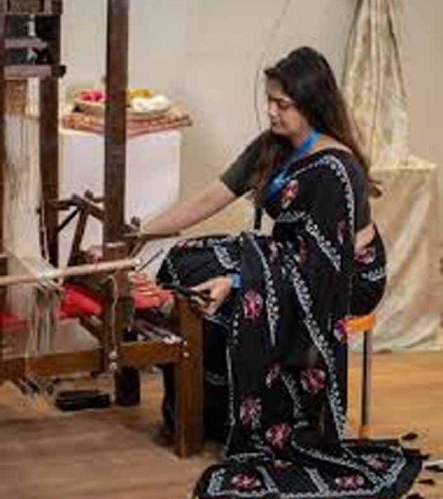 'लोकल से ग्लोबल' बन रही प्रधानमंत्री के संसदीय क्षेत्र वाराणसी की बनारसी सिल्क की कारीगरी