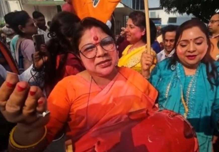 पटना में JDU कार्यालय के बाहर महिलाओं का धमाकेदार डांस, बोलीं– अब बहेगी विकास की गंगा