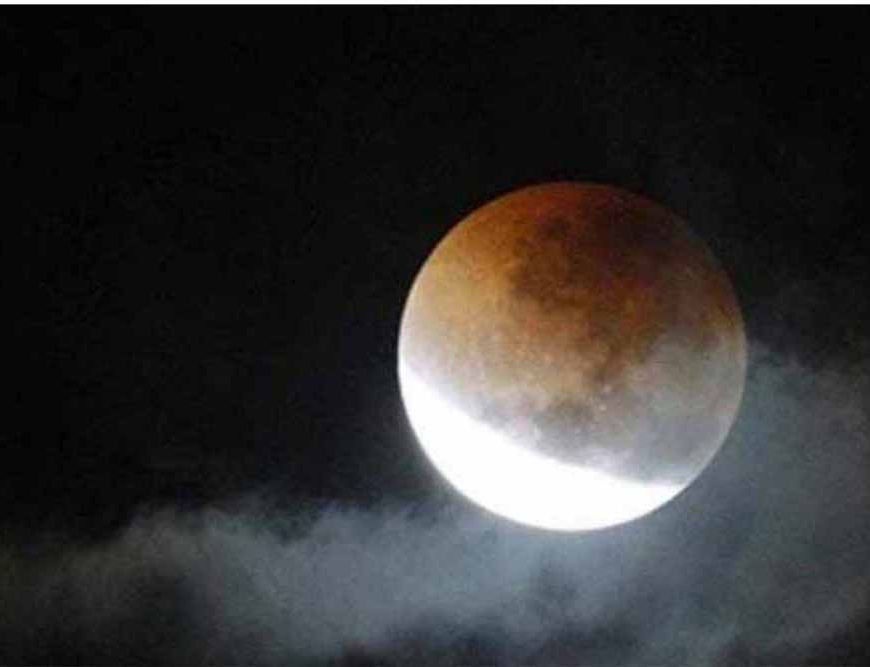 2027 का आखिरी चंद्र ग्रहण: जानें किन राशियों पर सबसे गहरा असर पड़ेगा