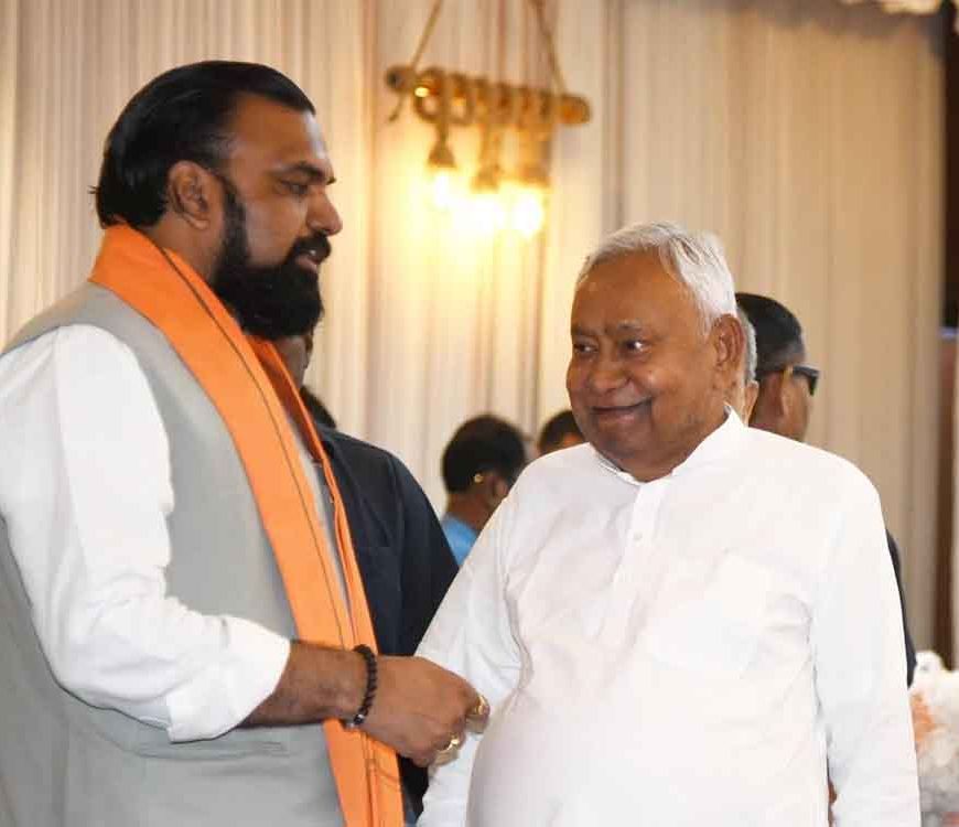 Bihar News: बिहार में सरकार गठन की हलचल तेज, नीतीश के आवास पहुंच रहे नेता