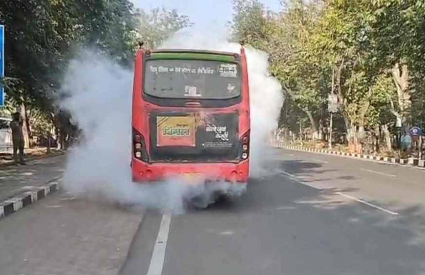 राजधानी में चलती BCLL बस में लगी अचानक आग, ड्राइवर-कंडक्टर ने कूदकर बचाई जान
