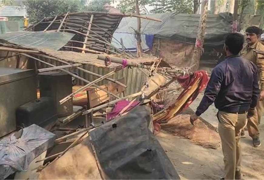 सड़क किनारे झोपड़ियों पर निगम का एक्शन, कर्मचारियों ने खुद हटाया अतिक्रमण
