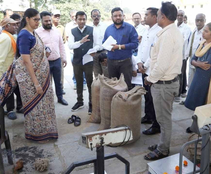 कांकेर जिले के धान खरीदी केंद्रों की व्यवस्था का लिया जायज़ा : सचिव रीना बाबा साहेब कंगाले ने