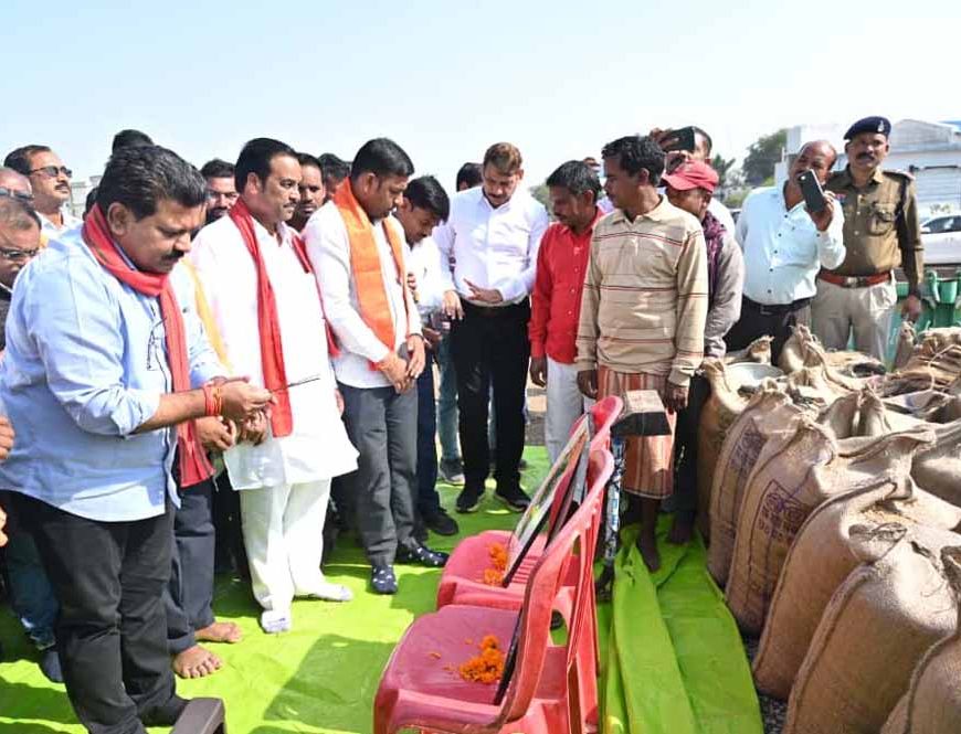 उपमुख्यमंत्री विजय शर्मा ने महराजपुर से धान खरीदी का किया शुभारंभ