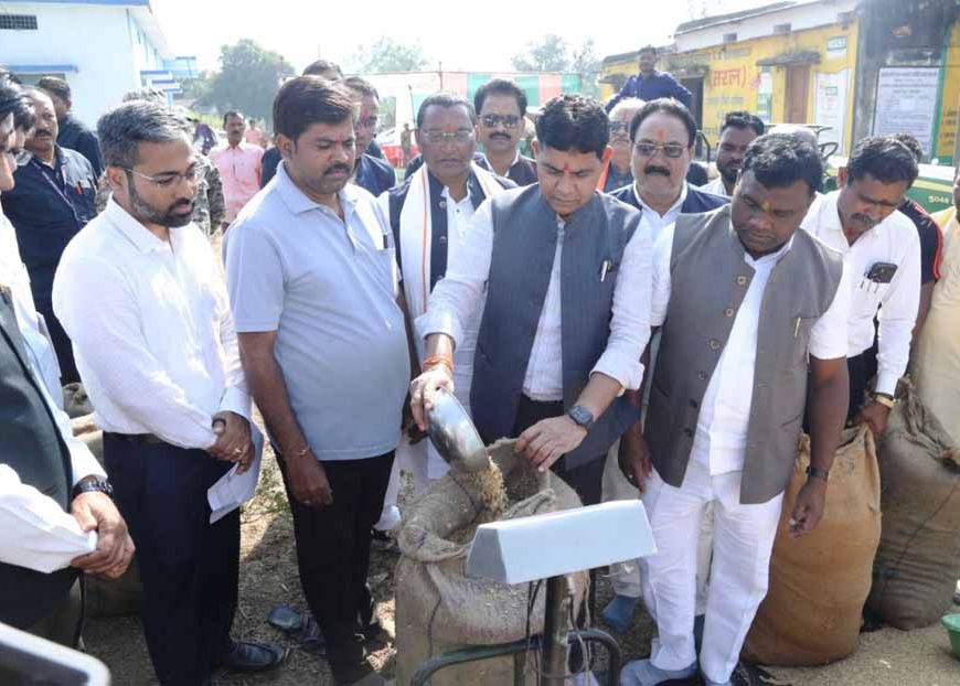 राजस्व मंत्री टंकराम वर्मा ने कांकेर जिला के मालगांव खरीदी केन्द्र में पूजा अर्चना कर धान खरीदी का किया शुभारंभ