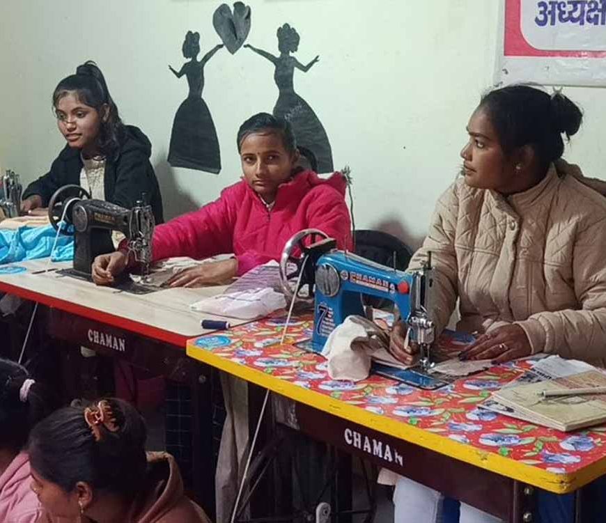 उप मुख्यमंत्री ने सिलाई प्रशिक्षण केन्द्र का किया निरीक्षण