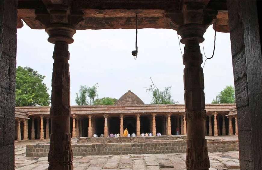 धार भोजशाला में एक दिन दो आयोजन: वसंत पंचमी और जुमे की नमाज़ पर क्या होगा फैसला?