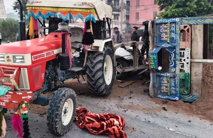ग्वालियर-झांसी हाईवे पर भीषण टक्कर: रेत भरे ट्रैक्टर से भिड़ी फॉर्च्यूनर, 5 की मौत