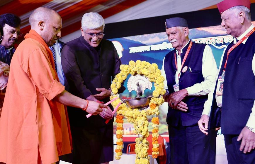 विदेशी इतिहासकारों की शरारत को पीछे छोड़कर, इतिहास के गौरव-गरिमा से जुड़े पन्ने सहेजने का काम करती है लोककला व लोकगीतः योगी आदित्यनाथ
