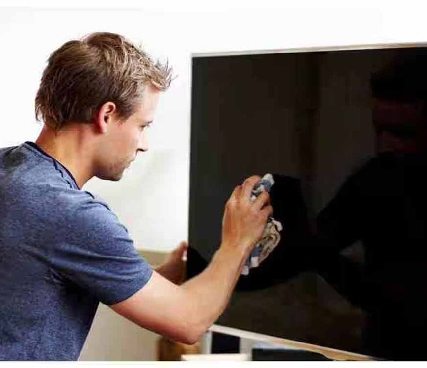 टीवी स्क्रीन को साफ करते समय ना करें यह छोटी−छोटी गलतियां