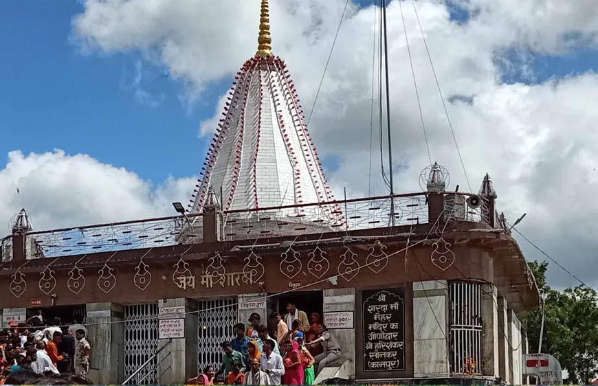 मां शारदा मंदिर में चोरी: 2kg चांदी के छत्र और सोने के नथ गायब, पुजारी पर शक