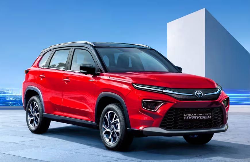 टोयोटा इनोवा को छोड़ा नंबर-1 का ताज, हायराइडर ने तोड़ा रिकॉर्ड