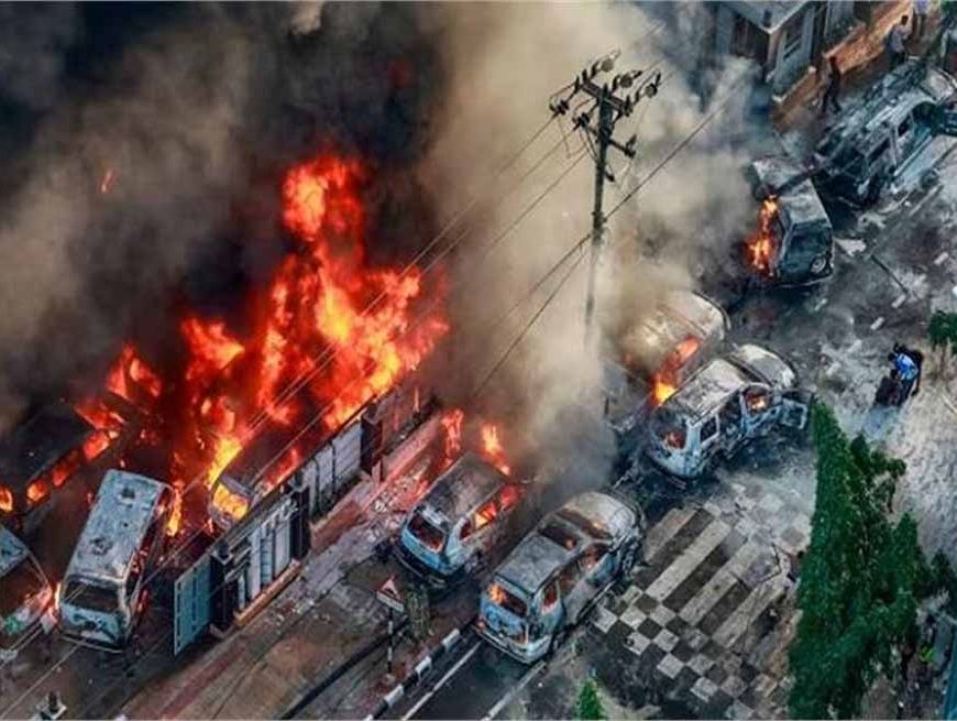 ढाका जल उठा: हसीना को मौत की सजा के बाद भड़की भीषण हिंसा, आगजनी में 50 लोग घायल