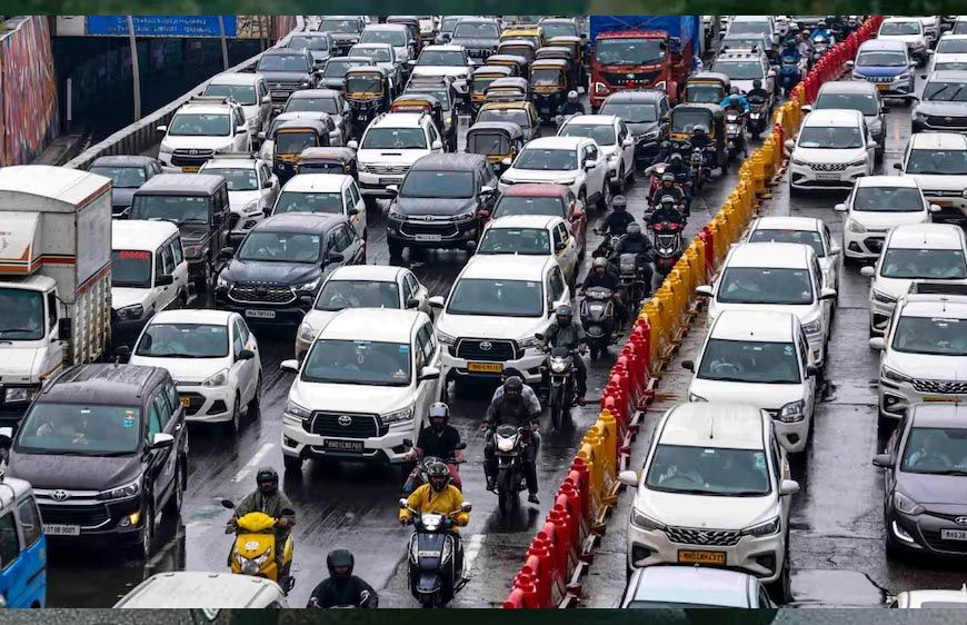 केंद्र ने बढ़ाई फ‍िटनेस फीस, पुराने वाहनों के लिए 10 गुना तक का झटका