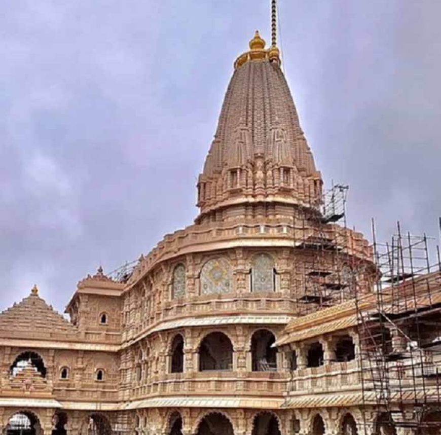 श्रीराम मंदिर में ध्वजारोहण: केसरिया ध्वज पर ‘ऊँ’ और सूर्य चिन्ह ने बढ़ाया राजवंशी गौरव