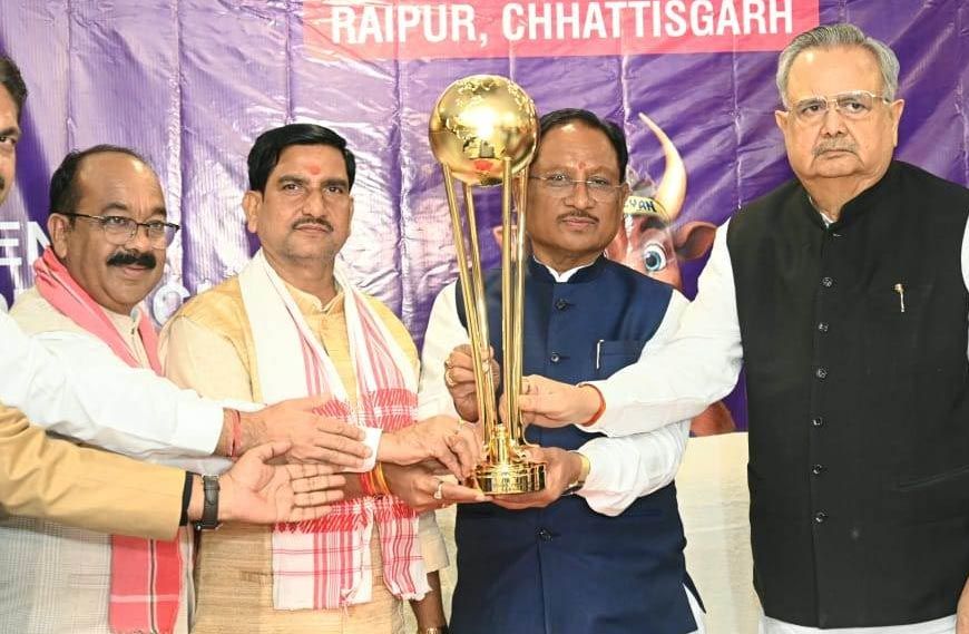 रायपुर : मुख्यमंत्री और विधानसभा अध्यक्ष ने हॉकी मेन्स जूनियर वर्ल्ड कप ट्रॉफी 2025 का किया भव्य अनावरण