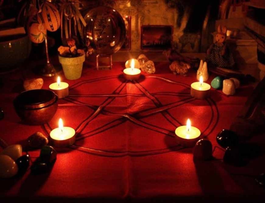 स्कूल में झाड़-फूंक और तंत्र-विद्या के आरोप, तीन छात्राएं निलंबित