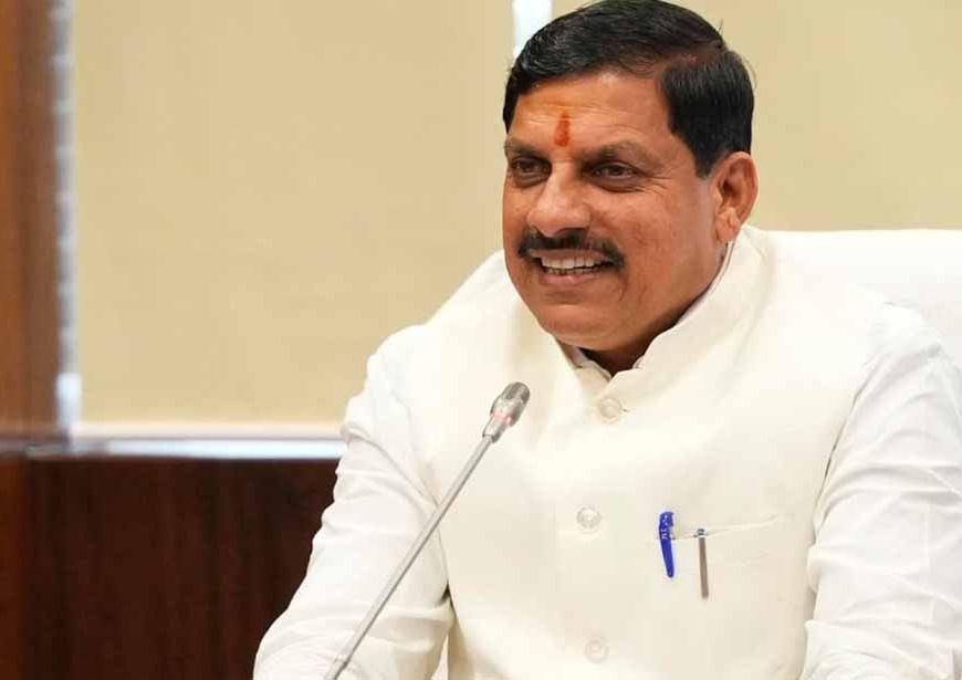 मुख्यमंत्री डॉ. यादव ने नक्सली मुठभेड़ में शहीद हॉक फोर्स के निरीक्षक श्री शर्मा को दी श्रद्धांजलि