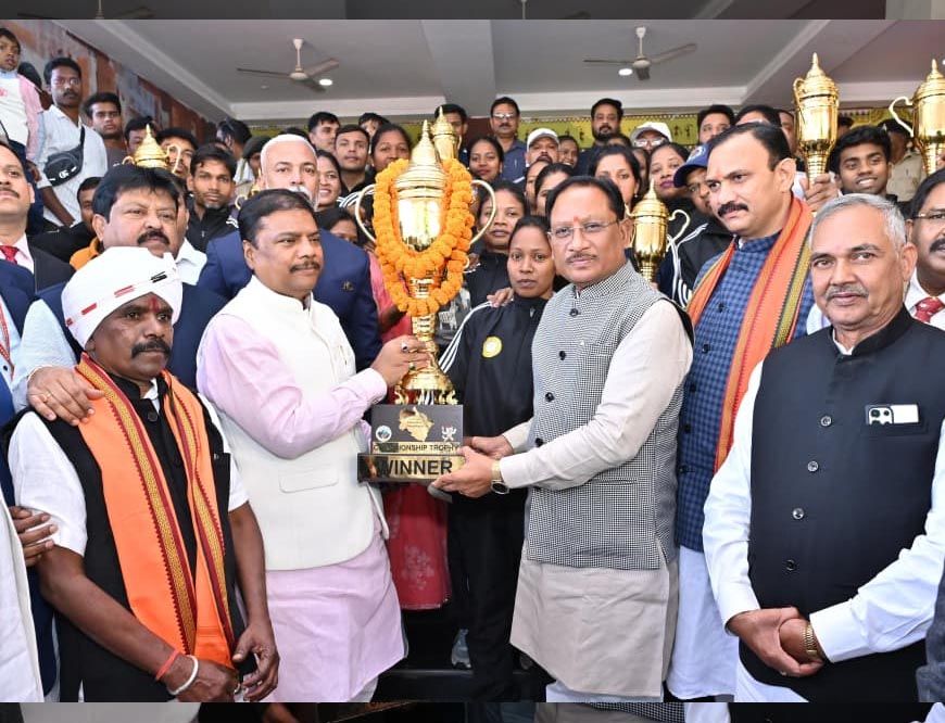 रायपुर : मुख्यमंत्री ने ऑल इंडिया फ़ॉरेस्ट स्पोर्ट्स मीट के विजेता खिलाड़ियों से मुलाकात कर दी बधाई
