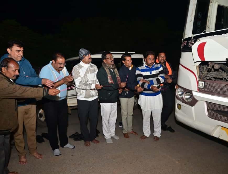 रायपुर : राम लला दर्शन योजना : कोंडागांव से अयोध्या धाम के लिए तीर्थयात्रियों का जत्था रवाना